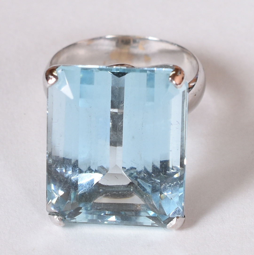 Anel de ouro branco com água marinha em lapidação retangular ,20 cts... - foto 2 de 4