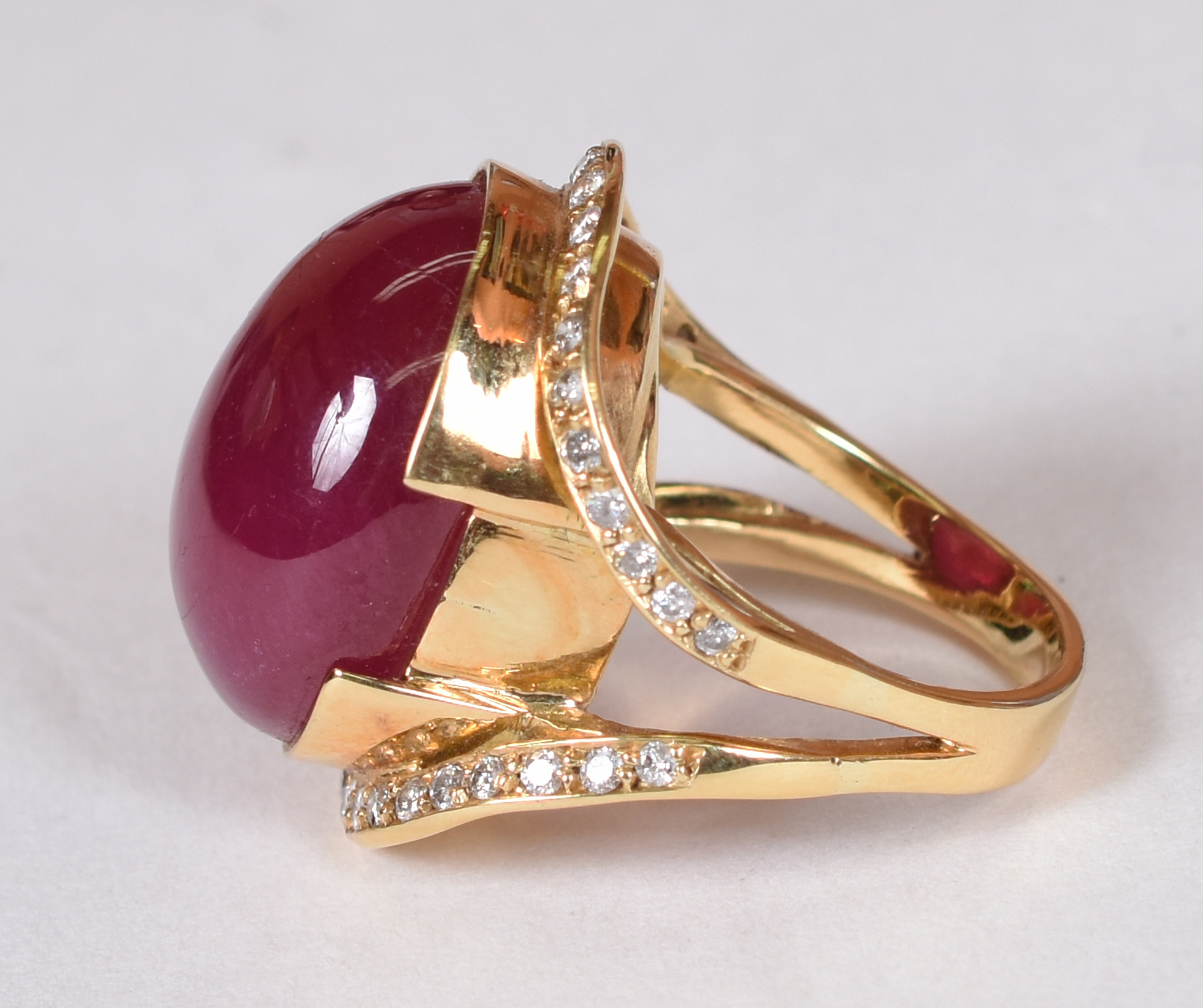 Anel de ouro 18 k com 40 cts de cabochon de rubi e brilhantes . Aro... - foto 3 de 4