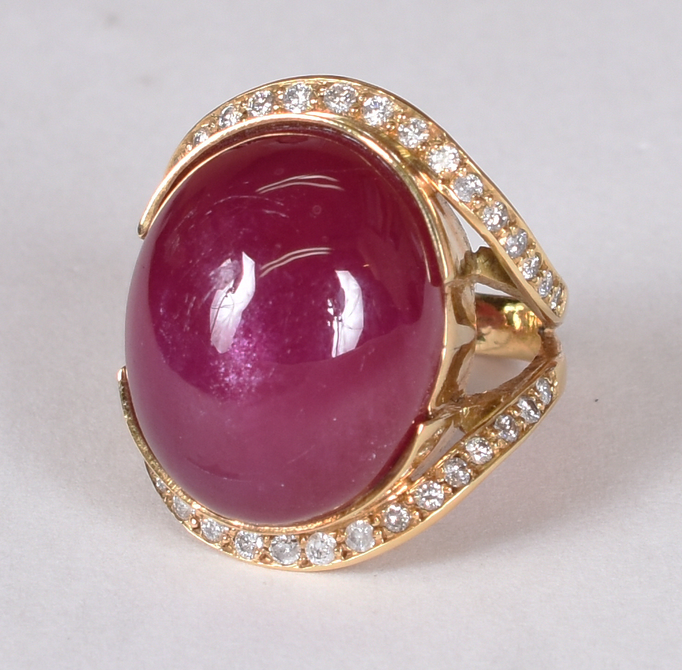 Anel de ouro 18 k com 40 cts de cabochon de rubi e brilhantes . Aro... - foto 1 de 4