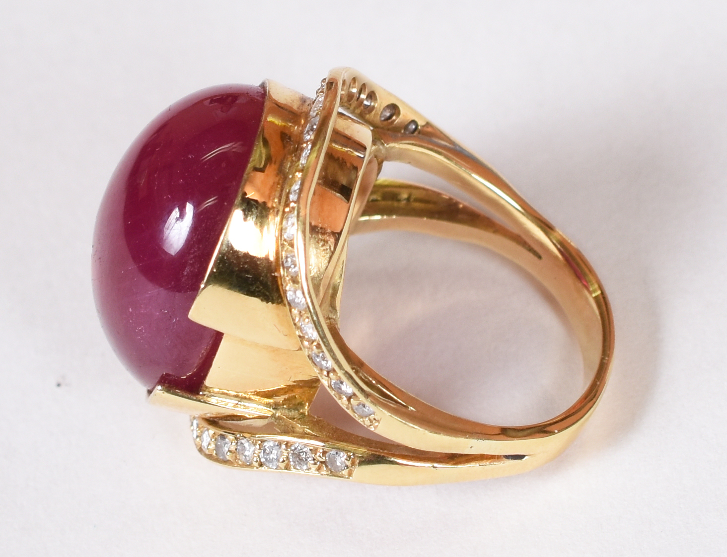 Anel de ouro 18 k com 40 cts de cabochon de rubi e brilhantes . Aro... - foto 2 de 4