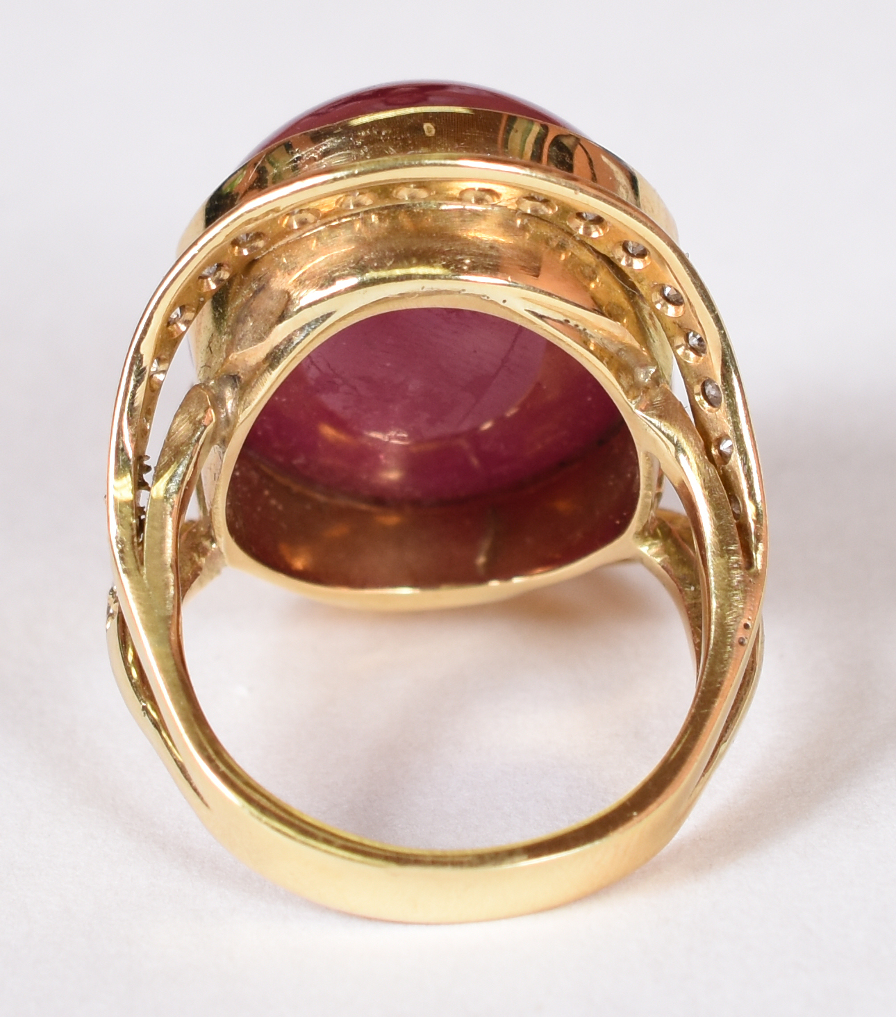 Anel de ouro 18 k com 40 cts de cabochon de rubi e brilhantes . Aro... - foto 4 de 4