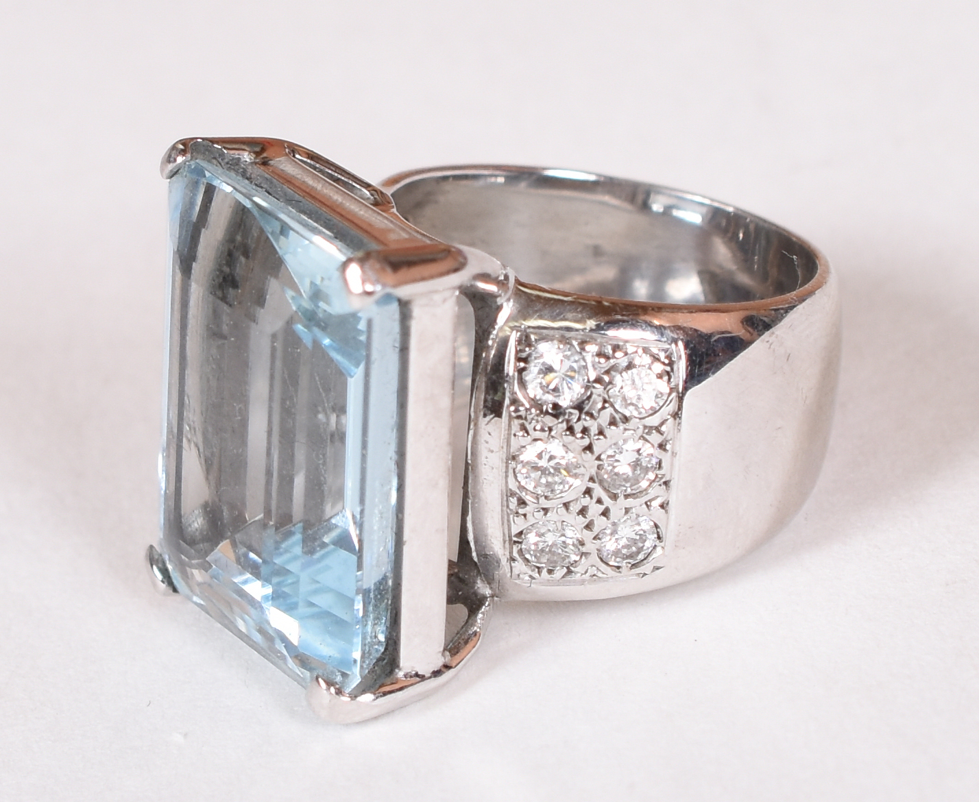 Anel de ouro branco 18 k com brilhantes e 18 cts de água marinha. Aro... - foto 1 de 4
