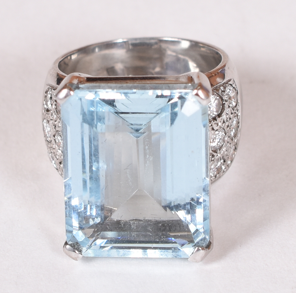 Anel de ouro branco 18 k com brilhantes e 18 cts de água marinha. Aro... - foto 2 de 4