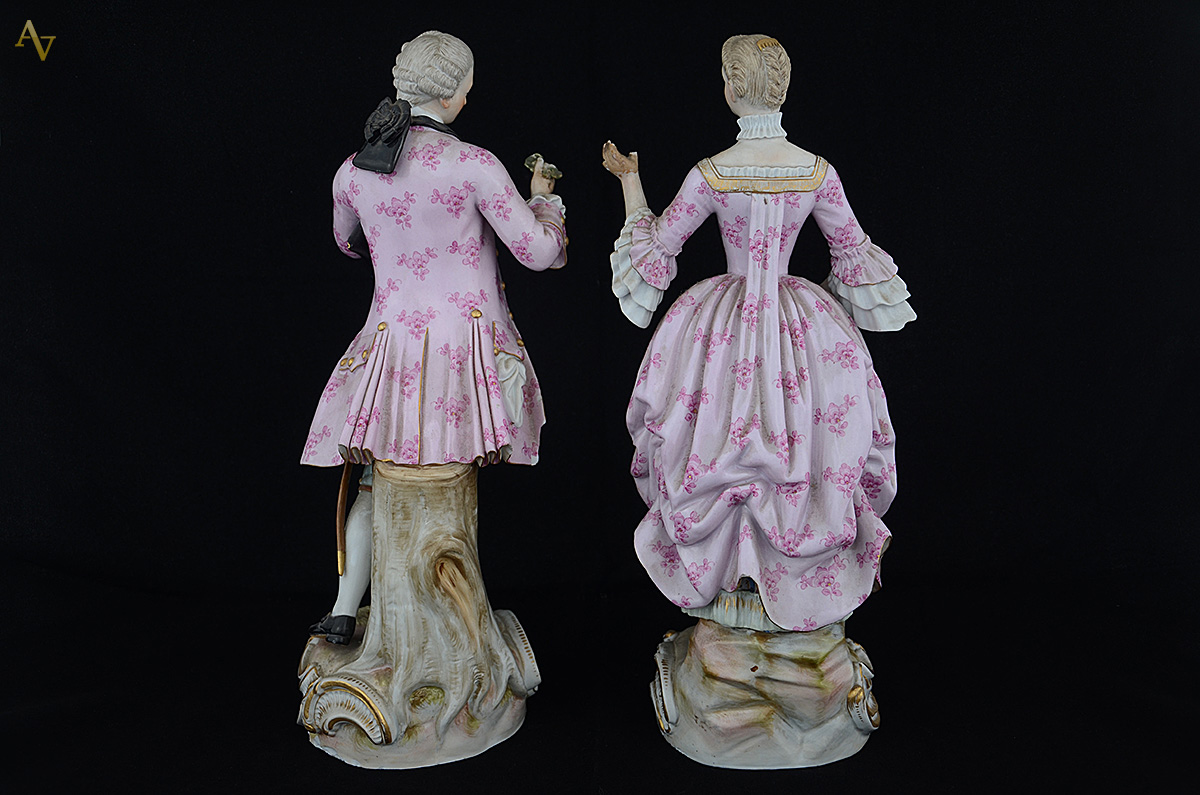 Par de figuras de porcelana representando casal de nobres. Alturas 35... - foto 2 de 4