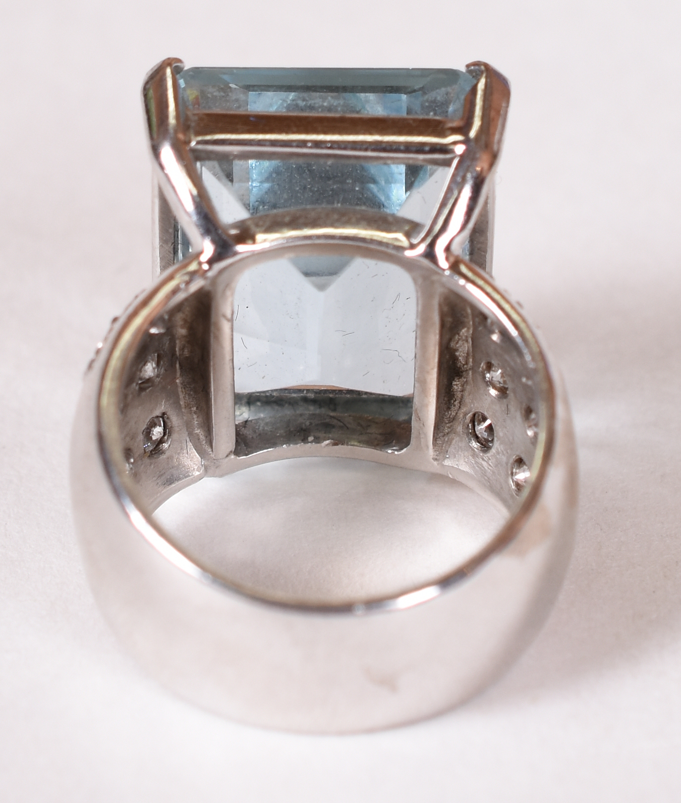 Anel de ouro branco 18 k com brilhantes e 18 cts de água marinha. Aro... - foto 4 de 4