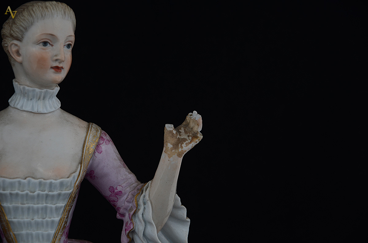 Par de figuras de porcelana representando casal de nobres. Alturas 35... - foto 3 de 4