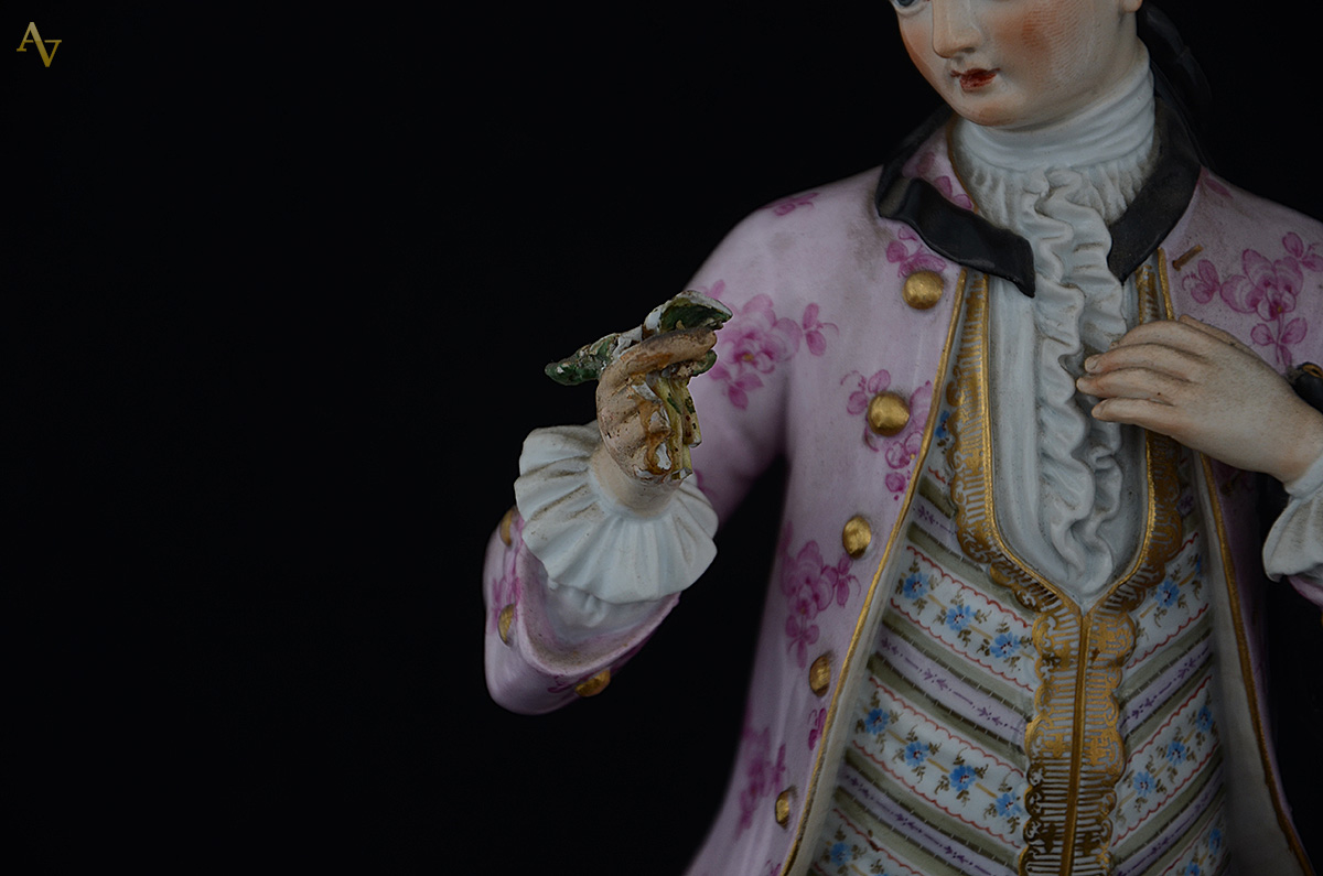 Par de figuras de porcelana representando casal de nobres. Alturas 35... - foto 4 de 4