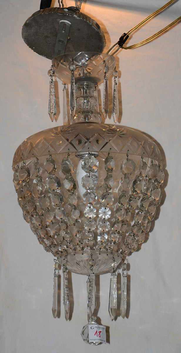 Lustre feitio pera com contas de cristal. Altura 50 cm.