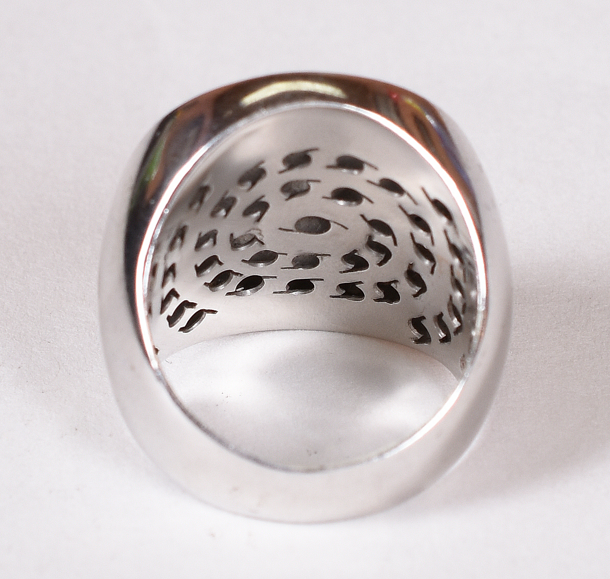 Anel redondo de ouro branco com brilhantes e cabochon de opala... - foto 3 de 4