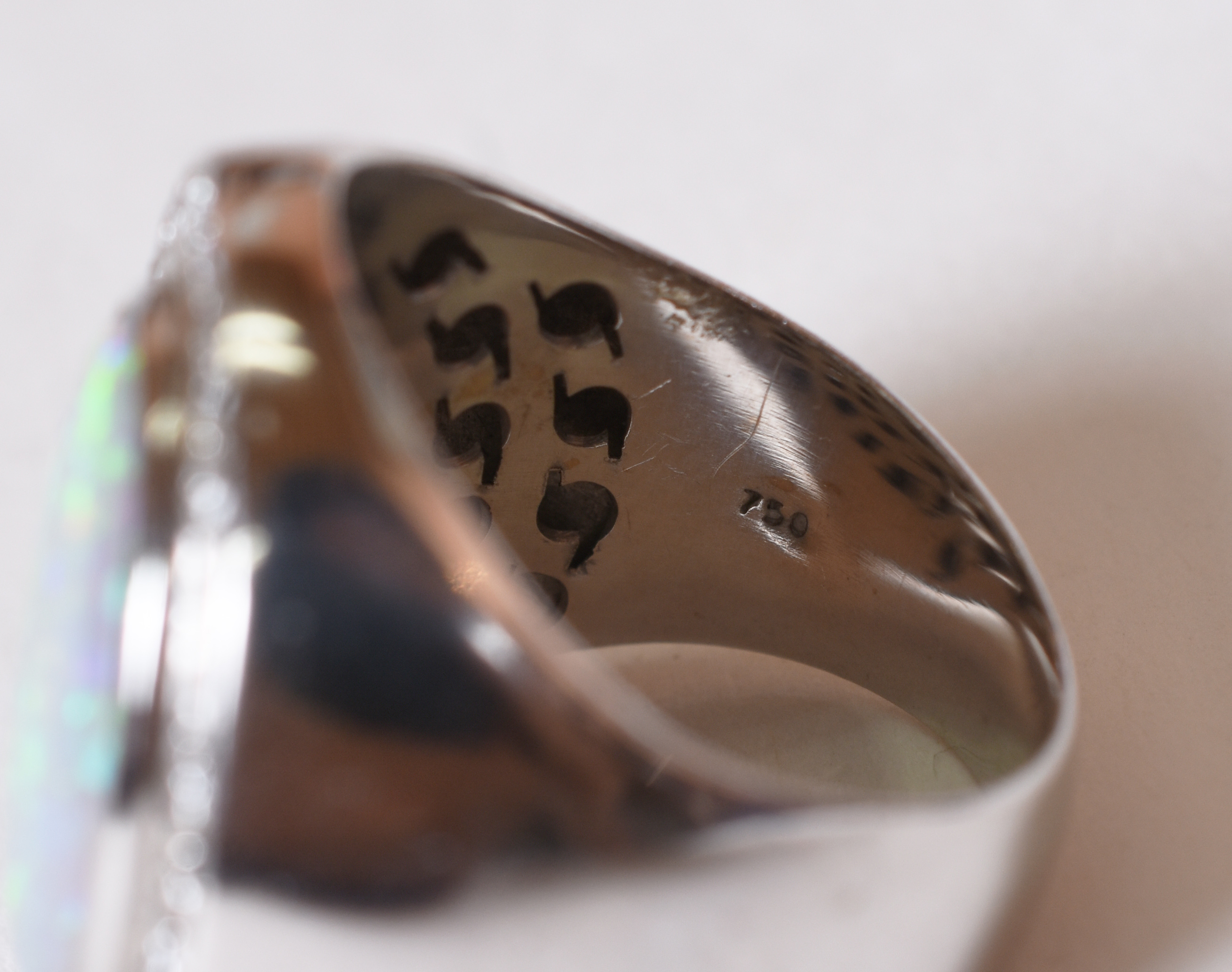 Anel redondo de ouro branco com brilhantes e cabochon de opala... - foto 4 de 4
