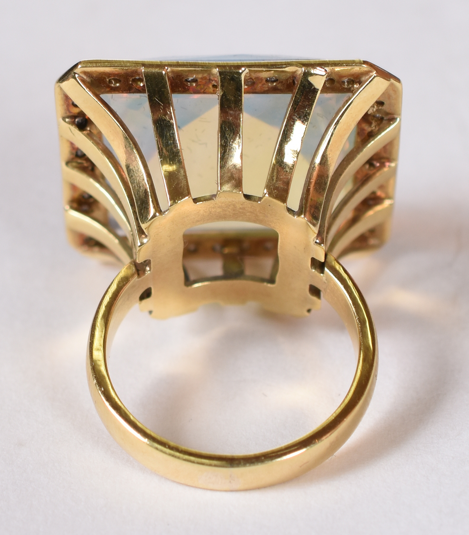 Anel de ouro 18 k com raiz de opala quadrada com detalhes em... - foto 4 de 5