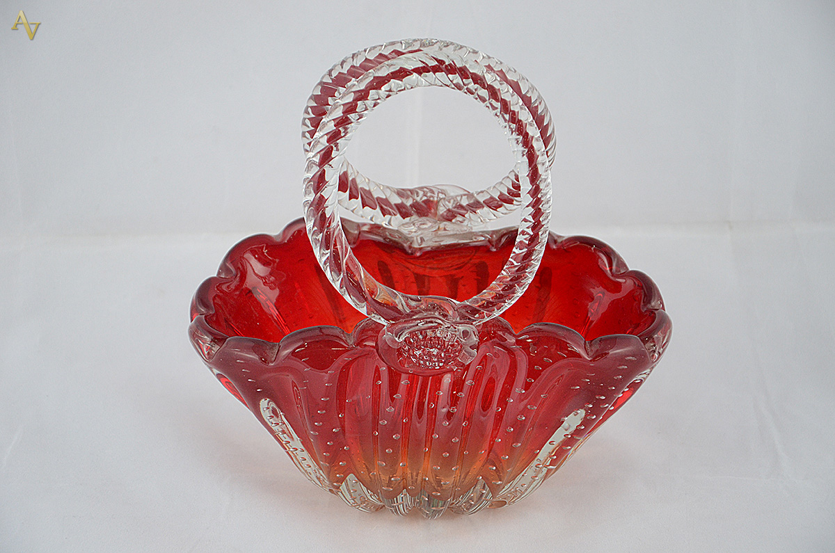 Cesta de murano em degrade de vermelho com duas alças. Altura 23 cm.