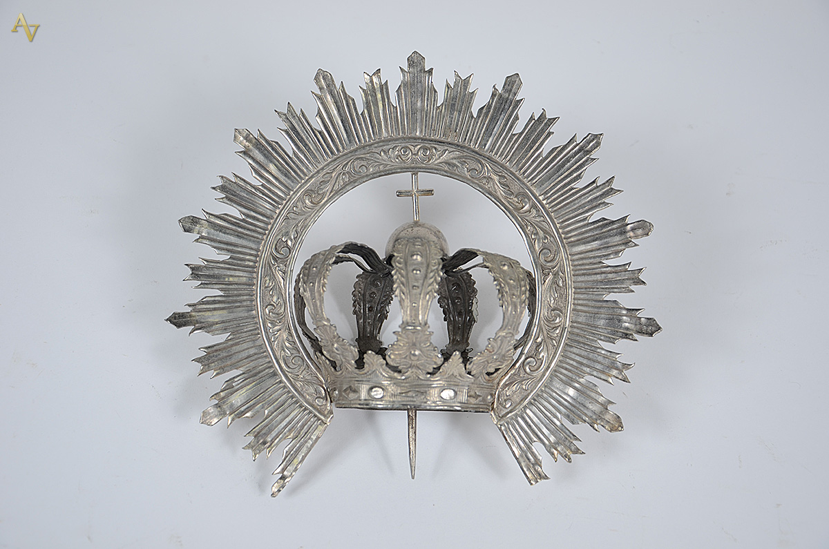 Coroa de metal prateado com resplendor. Medidas 22 x 24 cm e diâmetro...