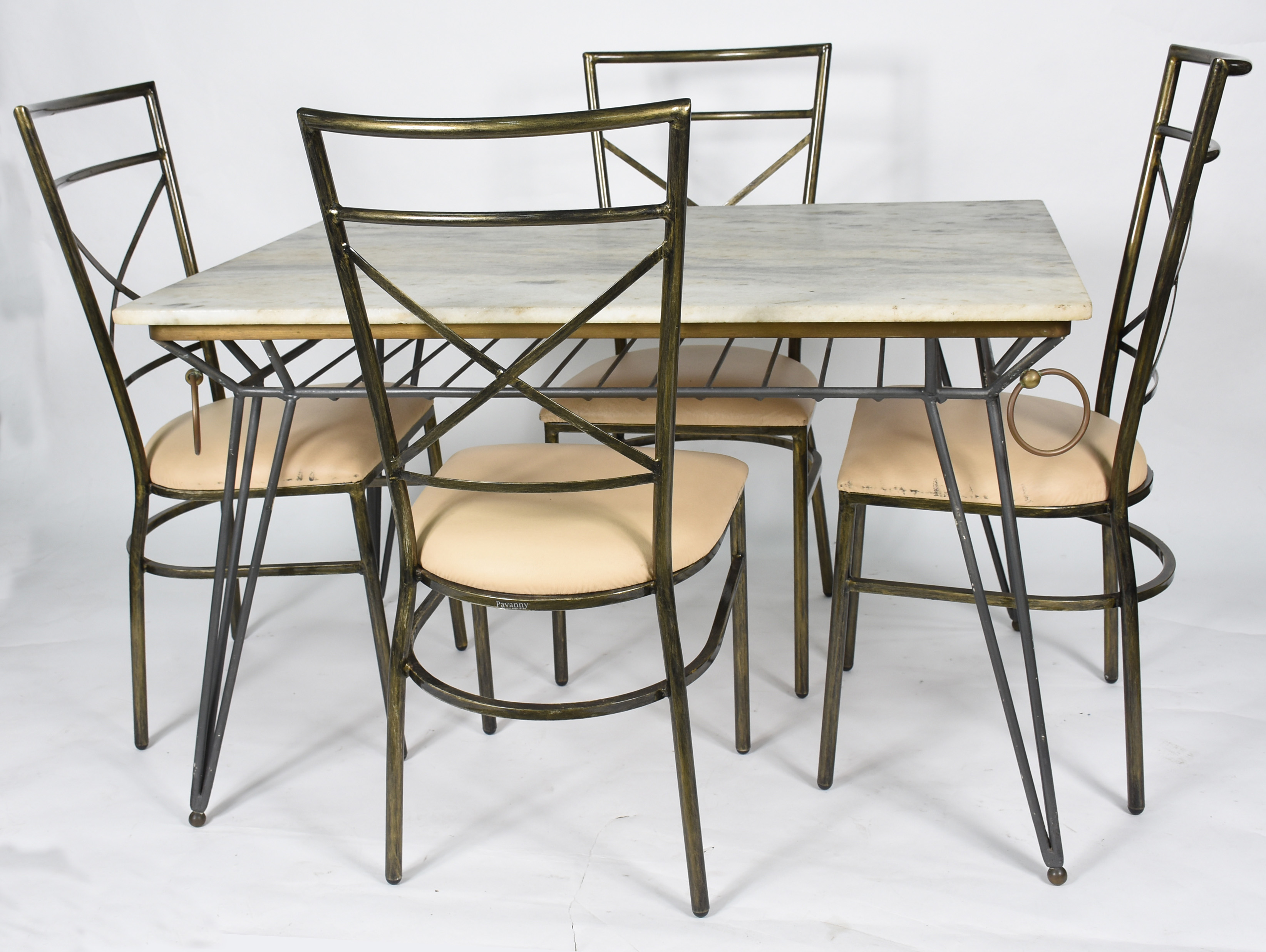 Mesa com 4 cadeiras de metal , assentos estofados , tampo de mármore... - foto 2 de 7