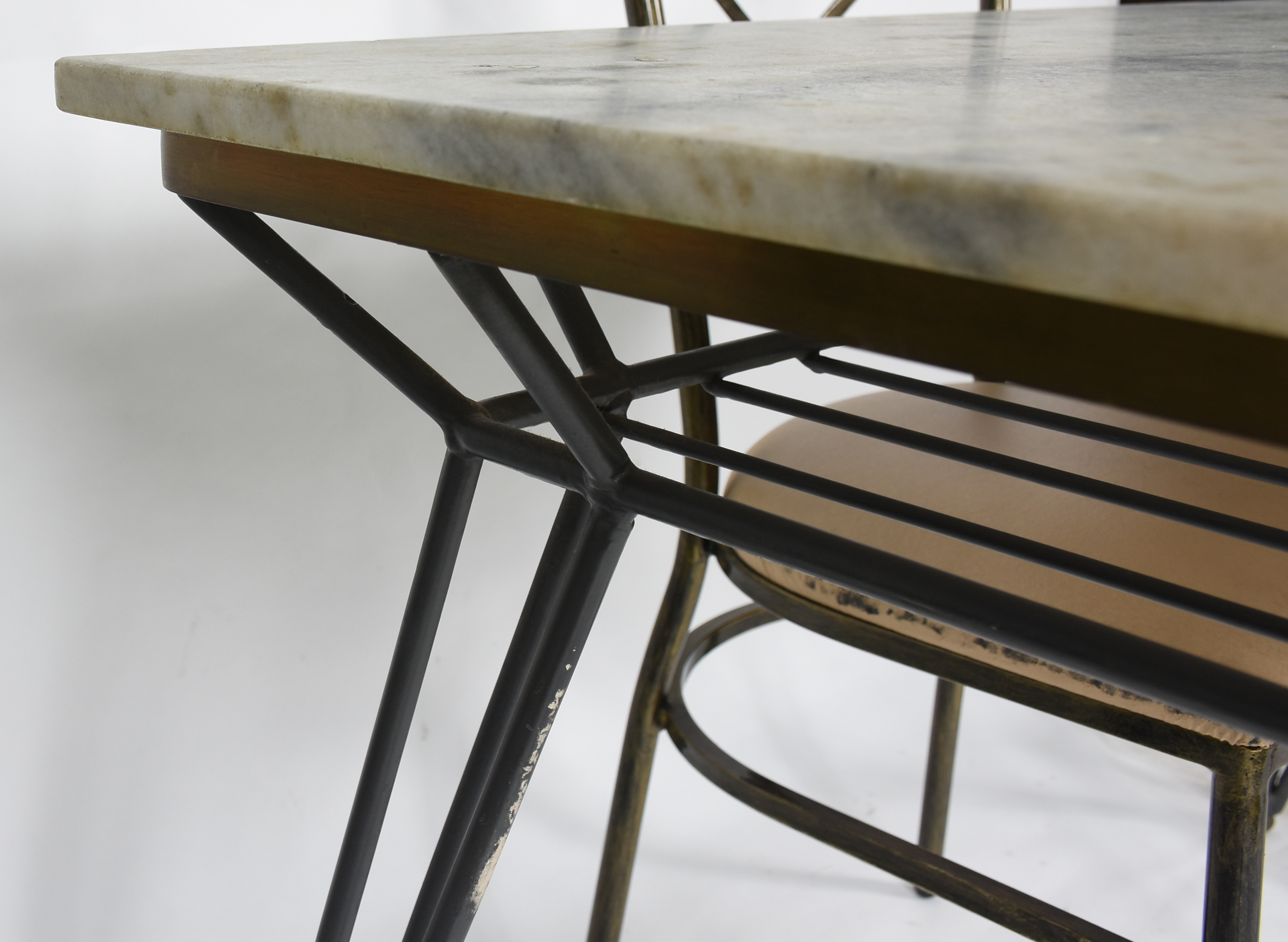 Mesa com 4 cadeiras de metal , assentos estofados , tampo de mármore... - foto 5 de 7