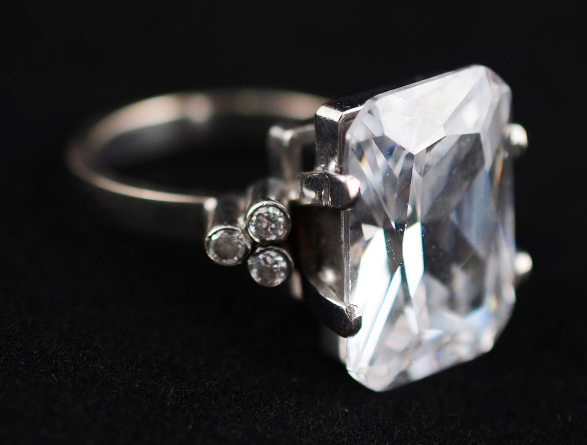 Anel de ouro branco com pedra de cristal e 6 brilhantes - 12,4 g... - foto 1 de 2