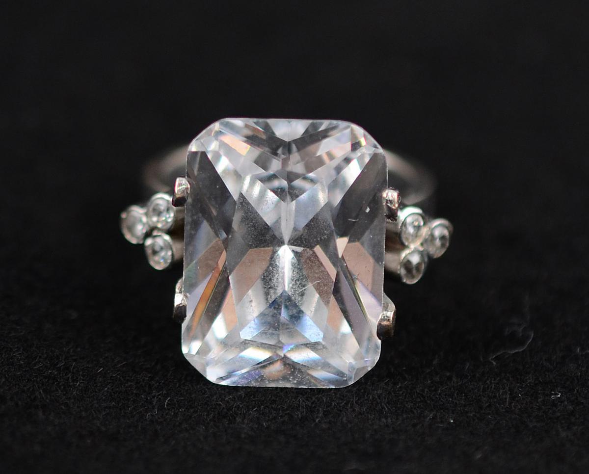Anel de ouro branco com pedra de cristal e 6 brilhantes - 12,4 g... - foto 2 de 2