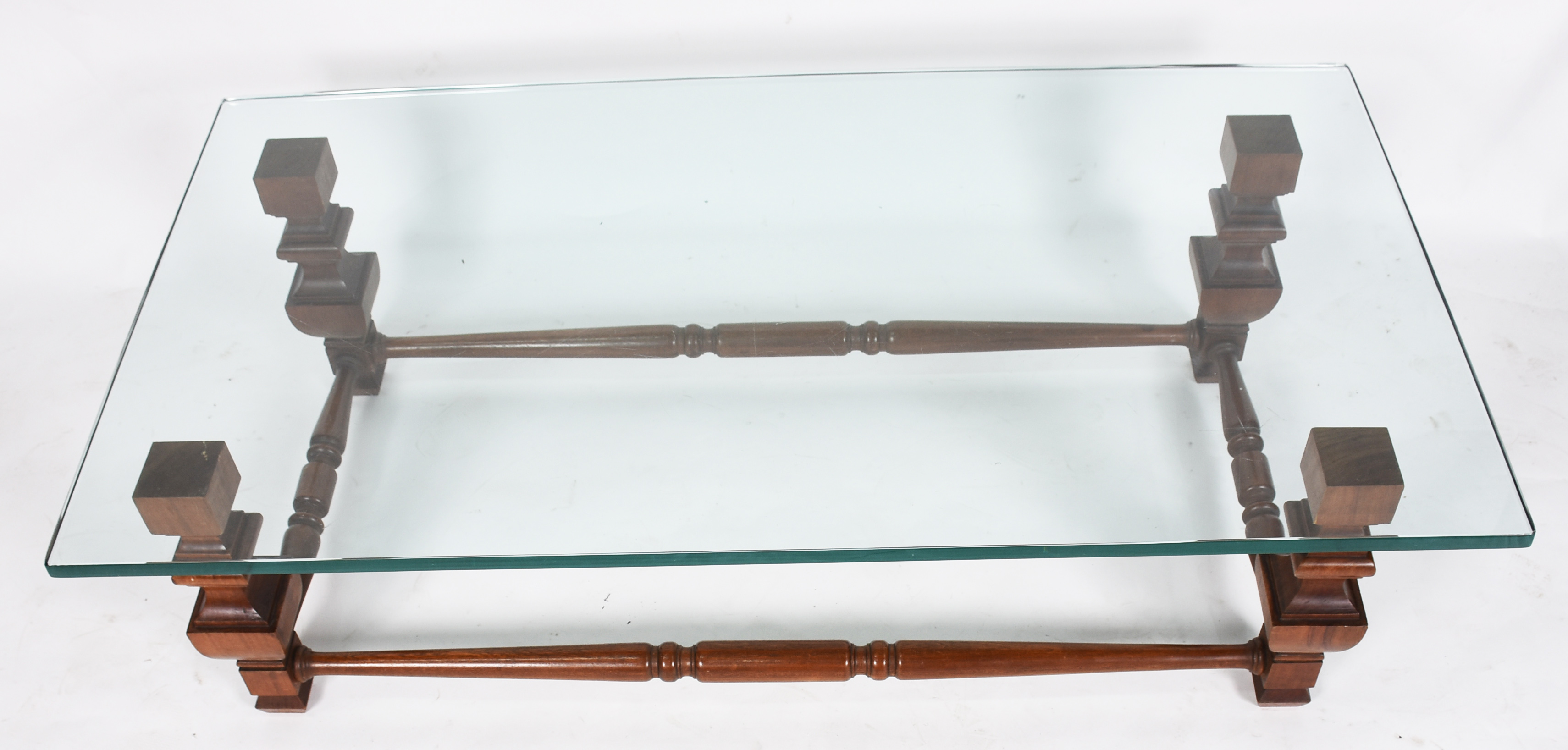 Mesa de centro com tampo de vidro e base de madeira com 4 colunas... - foto 3 de 4