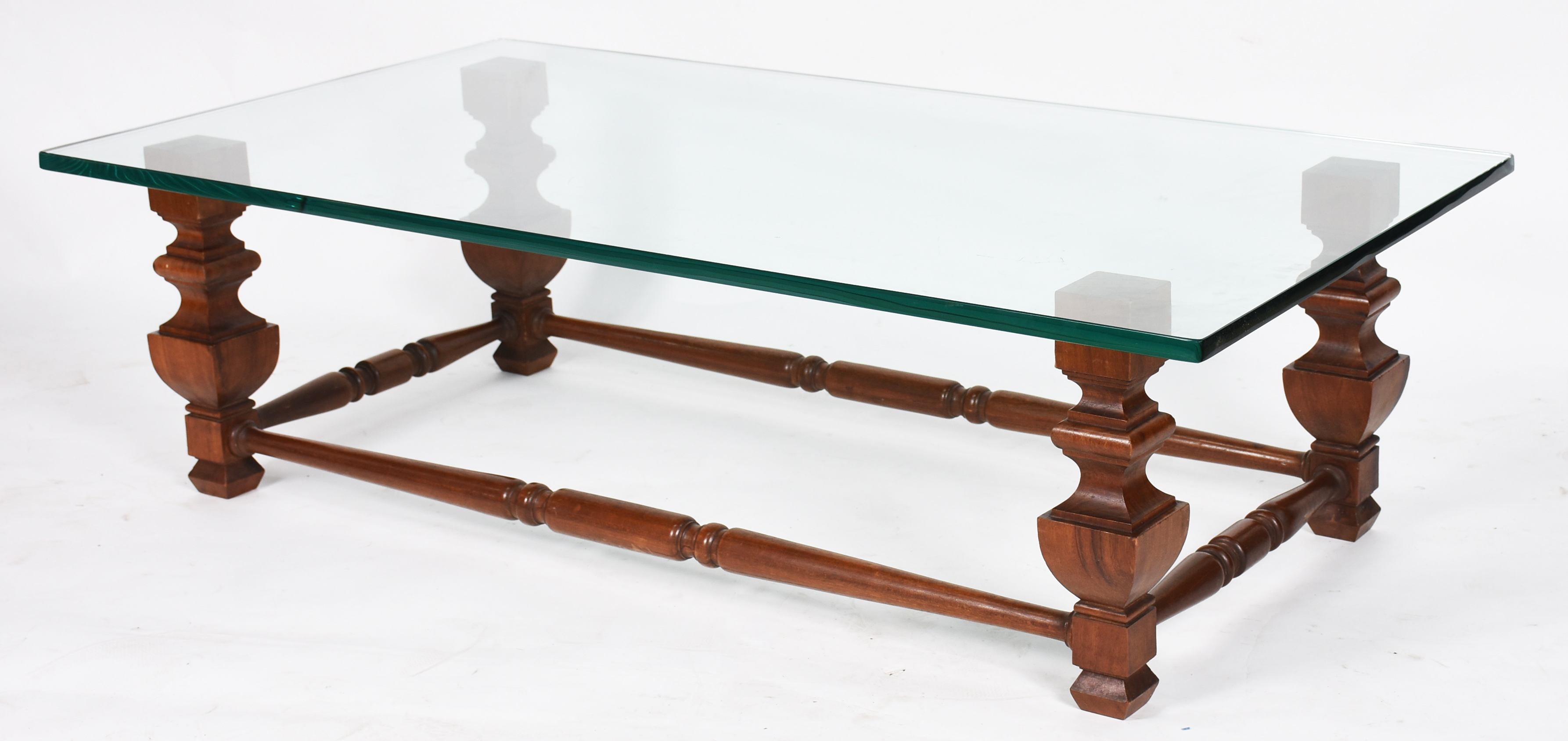 Mesa de centro com tampo de vidro e base de madeira com 4 colunas... - foto 1 de 4