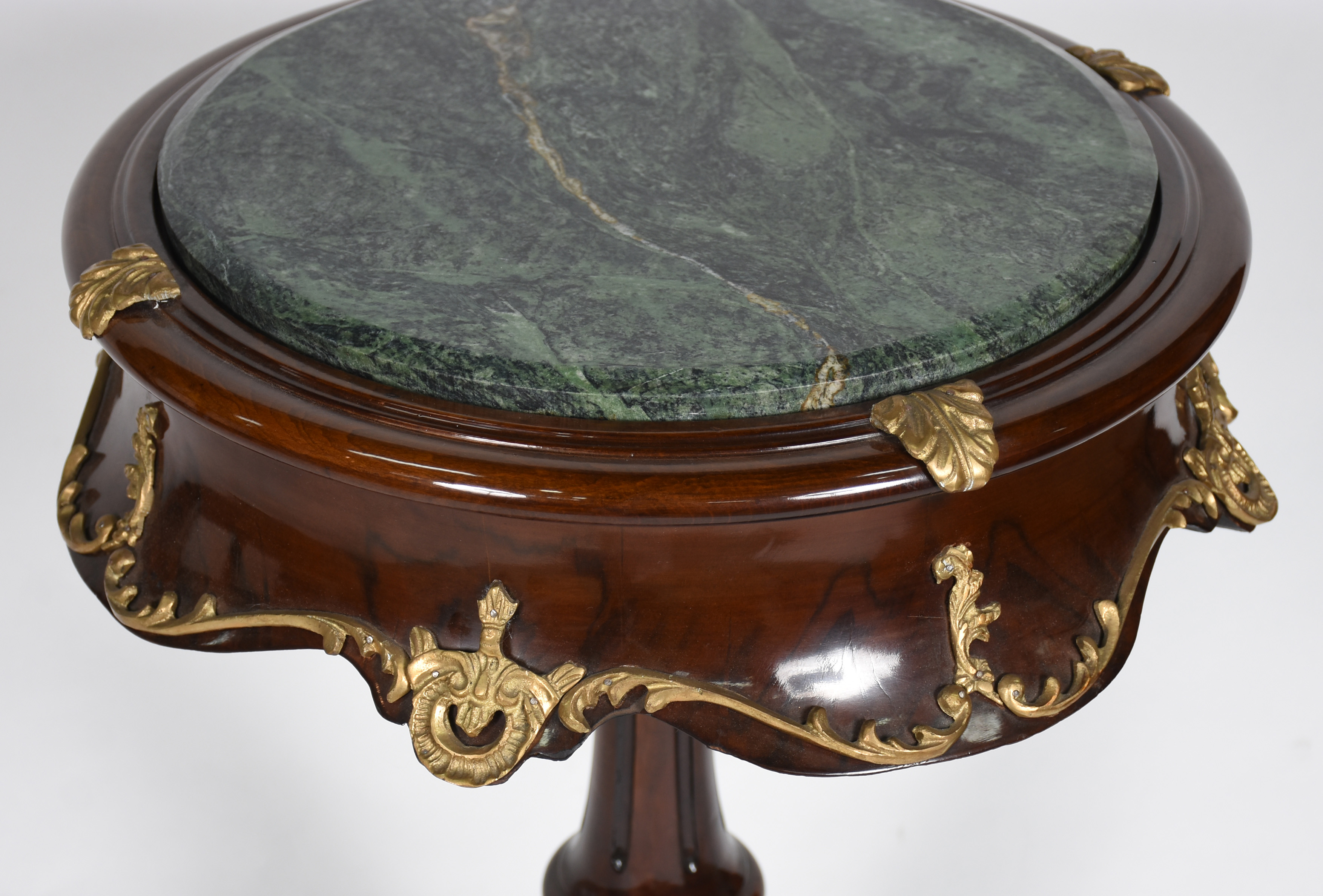 Mesa redonda estilo Francês com aplicações em bronze , tampo de... - foto 4 de 4
