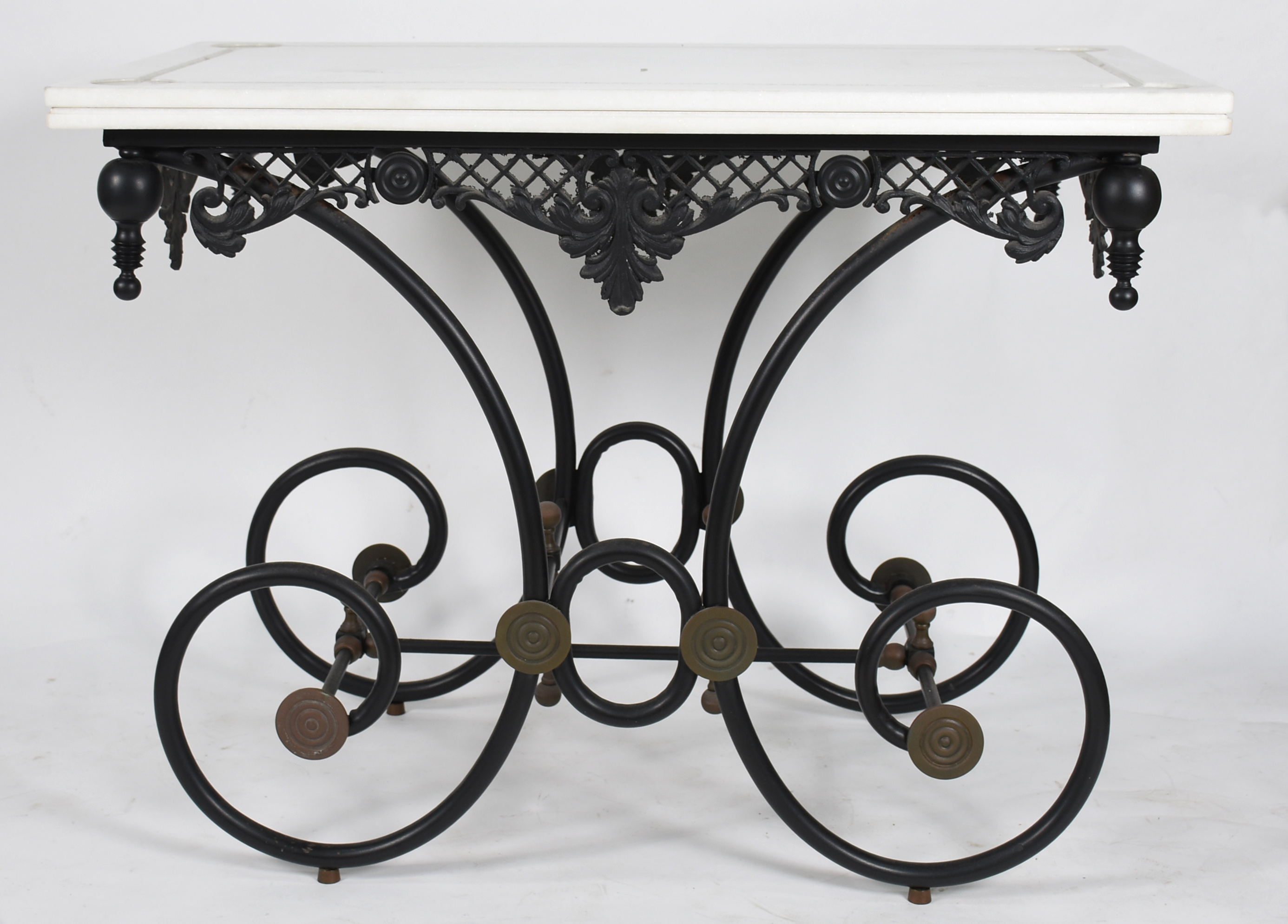 Mesa doceira com base de metal tendo saia com vazados e pernas... - foto 3 de 3