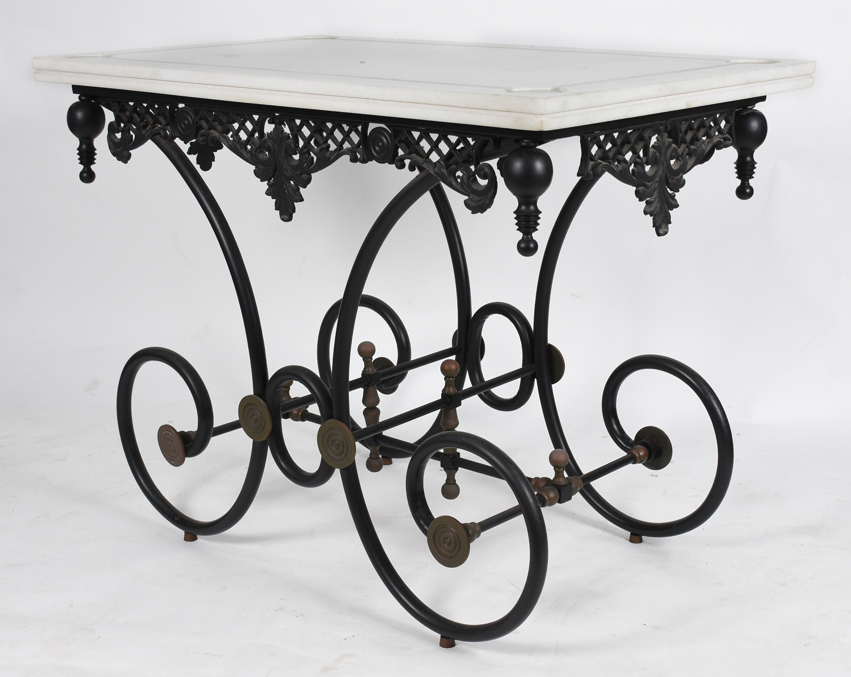 Mesa doceira com base de metal tendo saia com vazados e pernas... - foto 1 de 3
