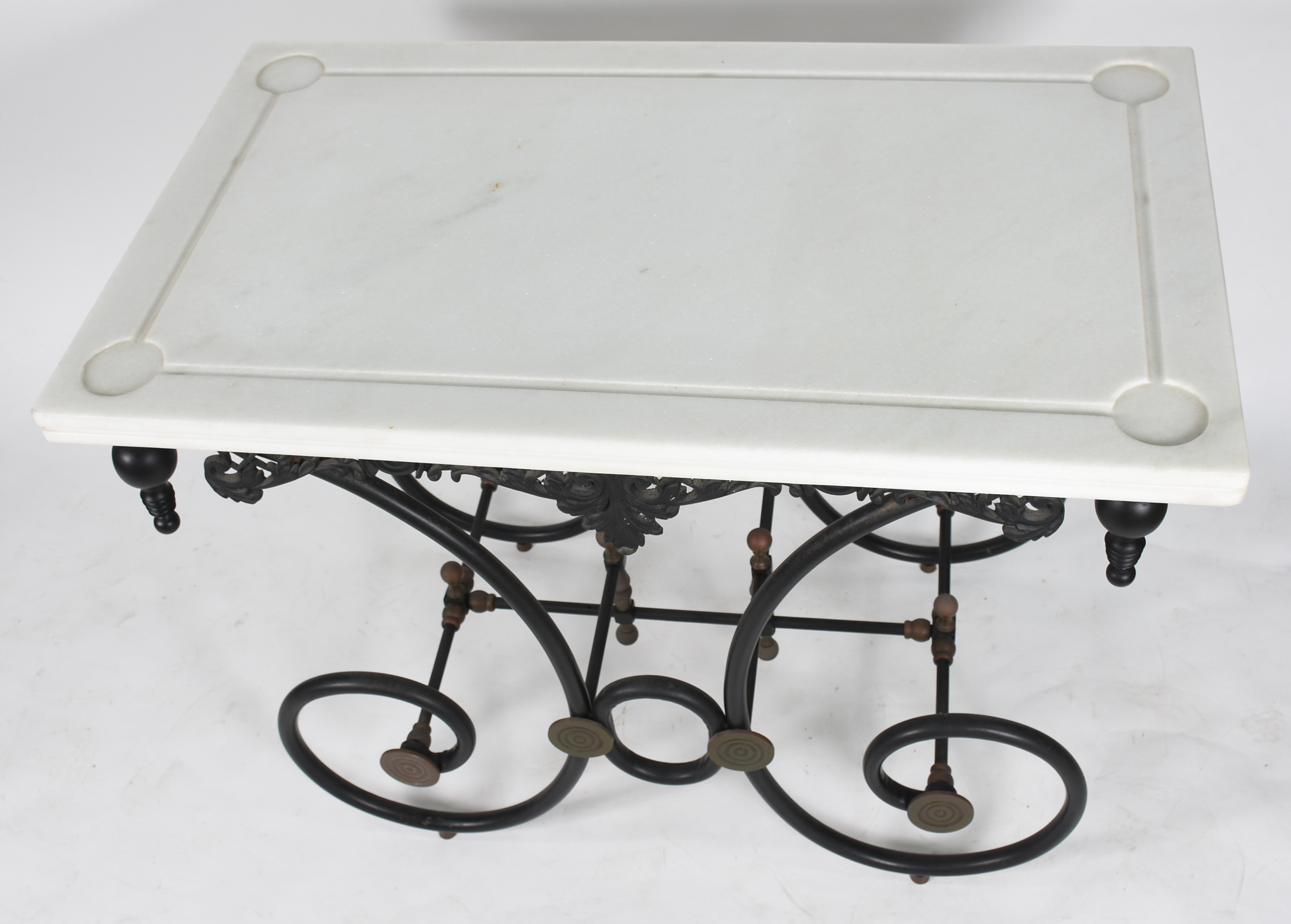 Mesa doceira com base de metal tendo saia com vazados e pernas... - foto 2 de 3