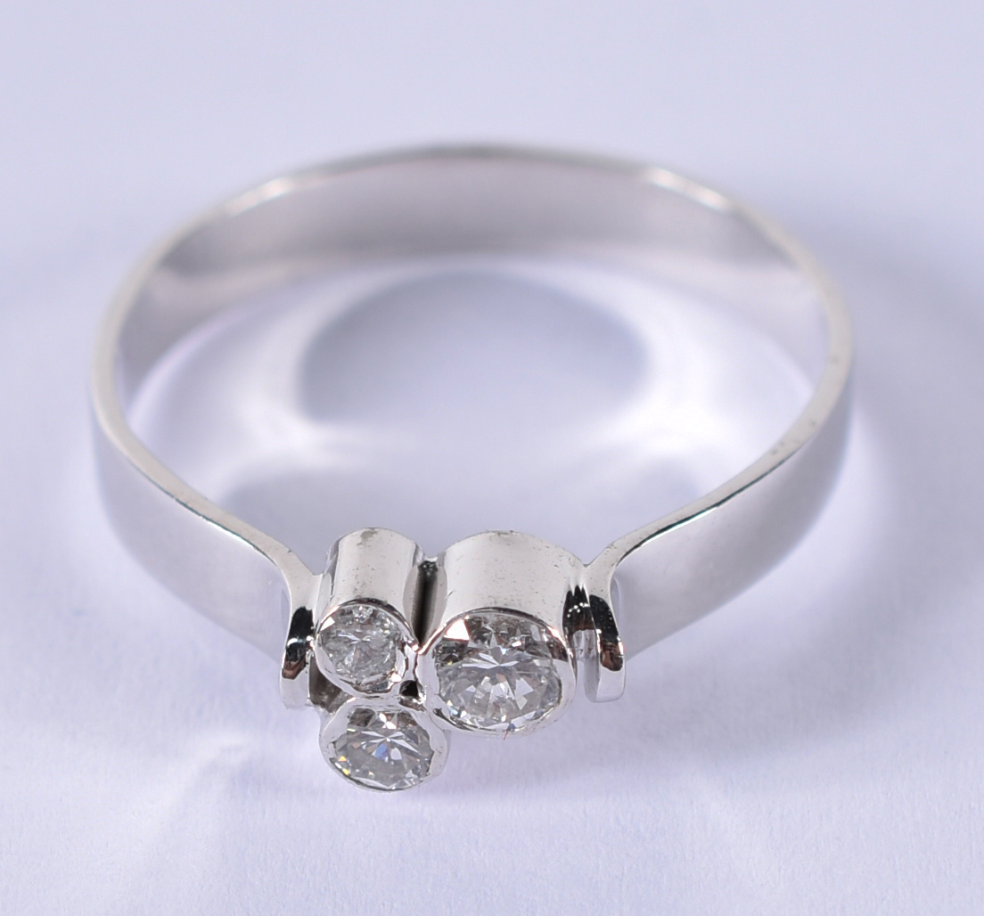 Anel de ouro branco 18 k com 3 brilhantes de aproximadamente 0,30 ct... - foto 1 de 3