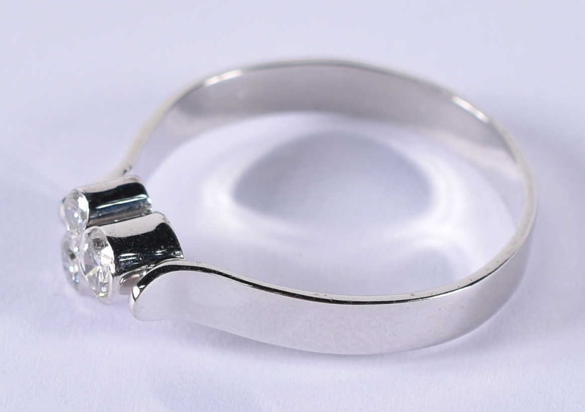 Anel de ouro branco 18 k com 3 brilhantes de aproximadamente 0,30 ct... - foto 2 de 3