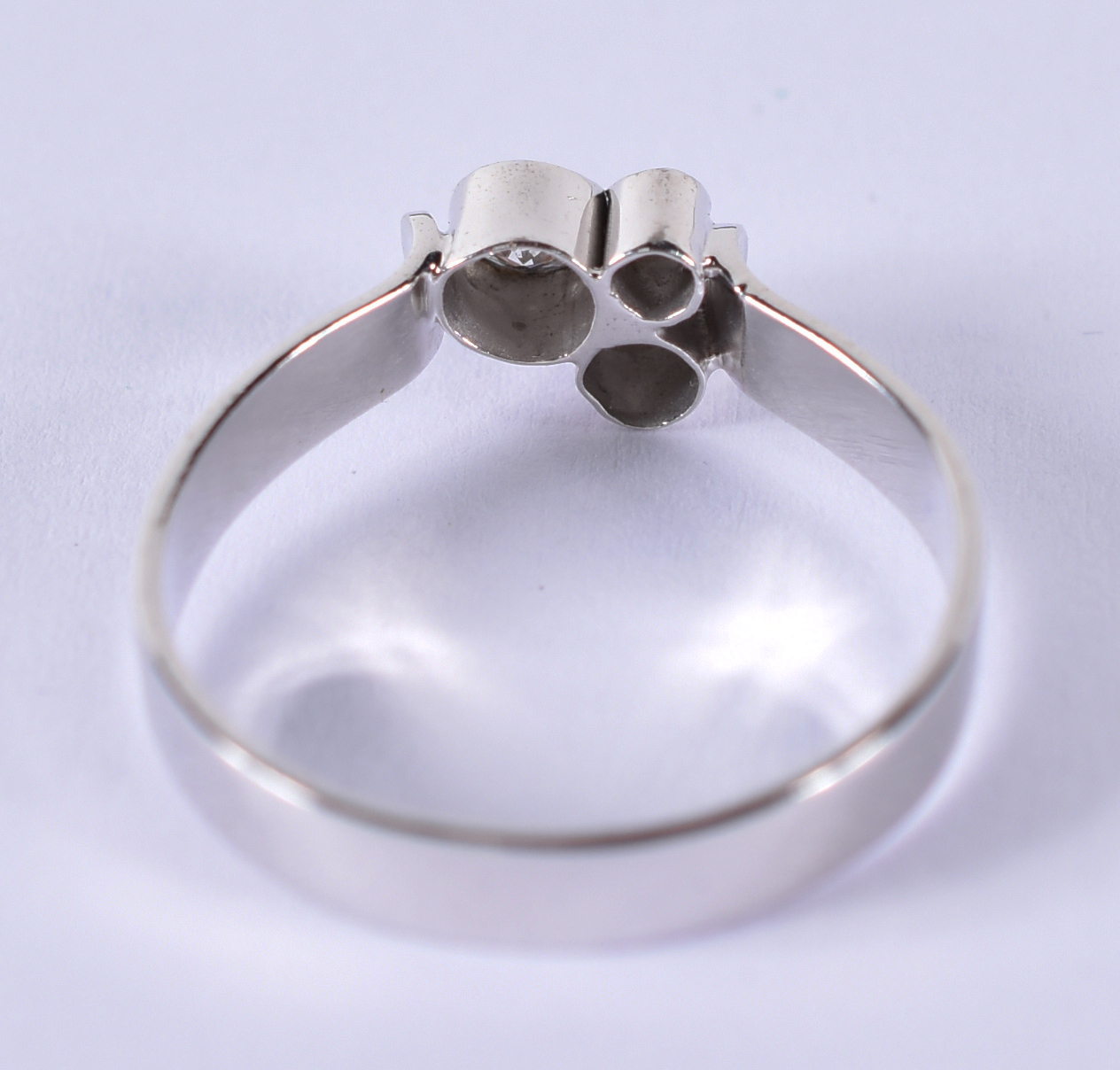 Anel de ouro branco 18 k com 3 brilhantes de aproximadamente 0,30 ct... - foto 3 de 3
