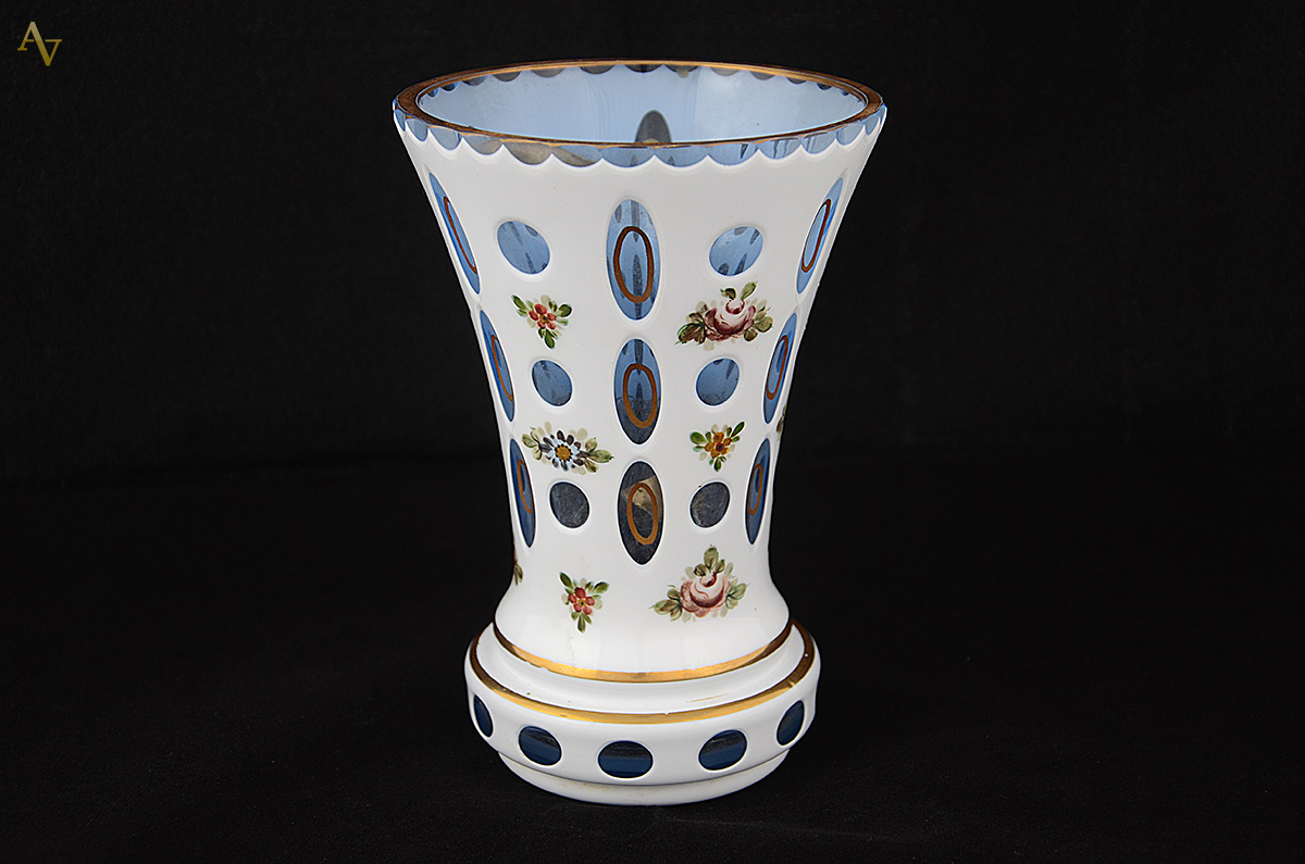 Vaso de overlay azul e branco, altura 18,5 cm.