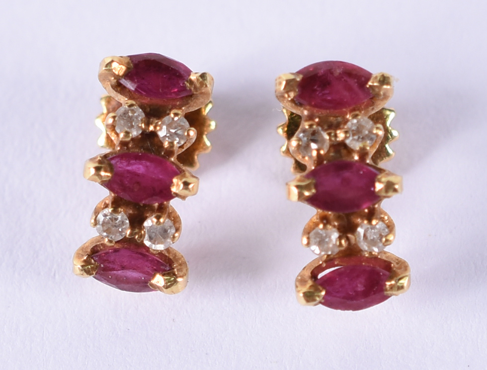 Par de brincos de ouro 18 k com 6 rubilitas e 8 brilhantes (por... - foto 1 de 3