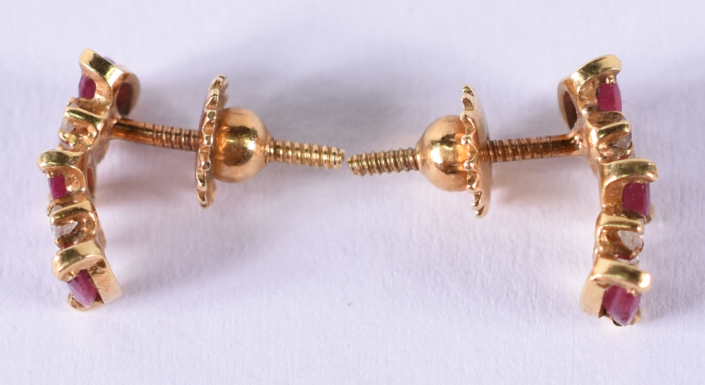 Par de brincos de ouro 18 k com 6 rubilitas e 8 brilhantes (por... - foto 2 de 3