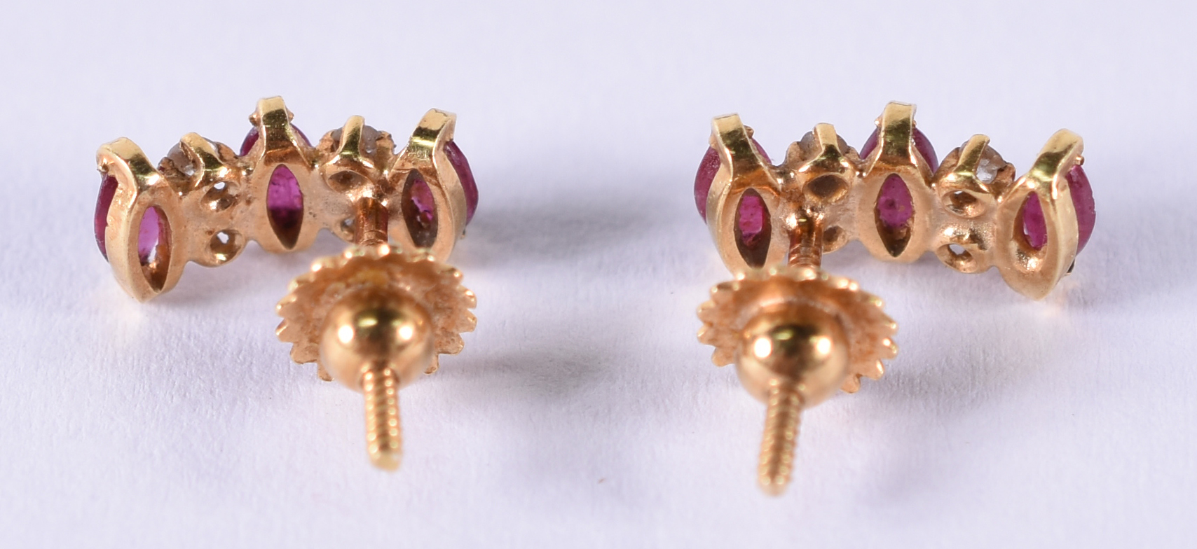 Par de brincos de ouro 18 k com 6 rubilitas e 8 brilhantes (por... - foto 3 de 3