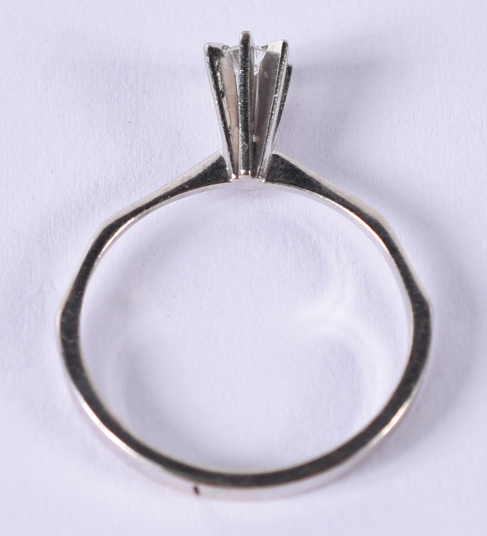 Solitário de ouro branco com 1 brilhante de 0,15 ct. Aro 19 (por... - foto 3 de 4