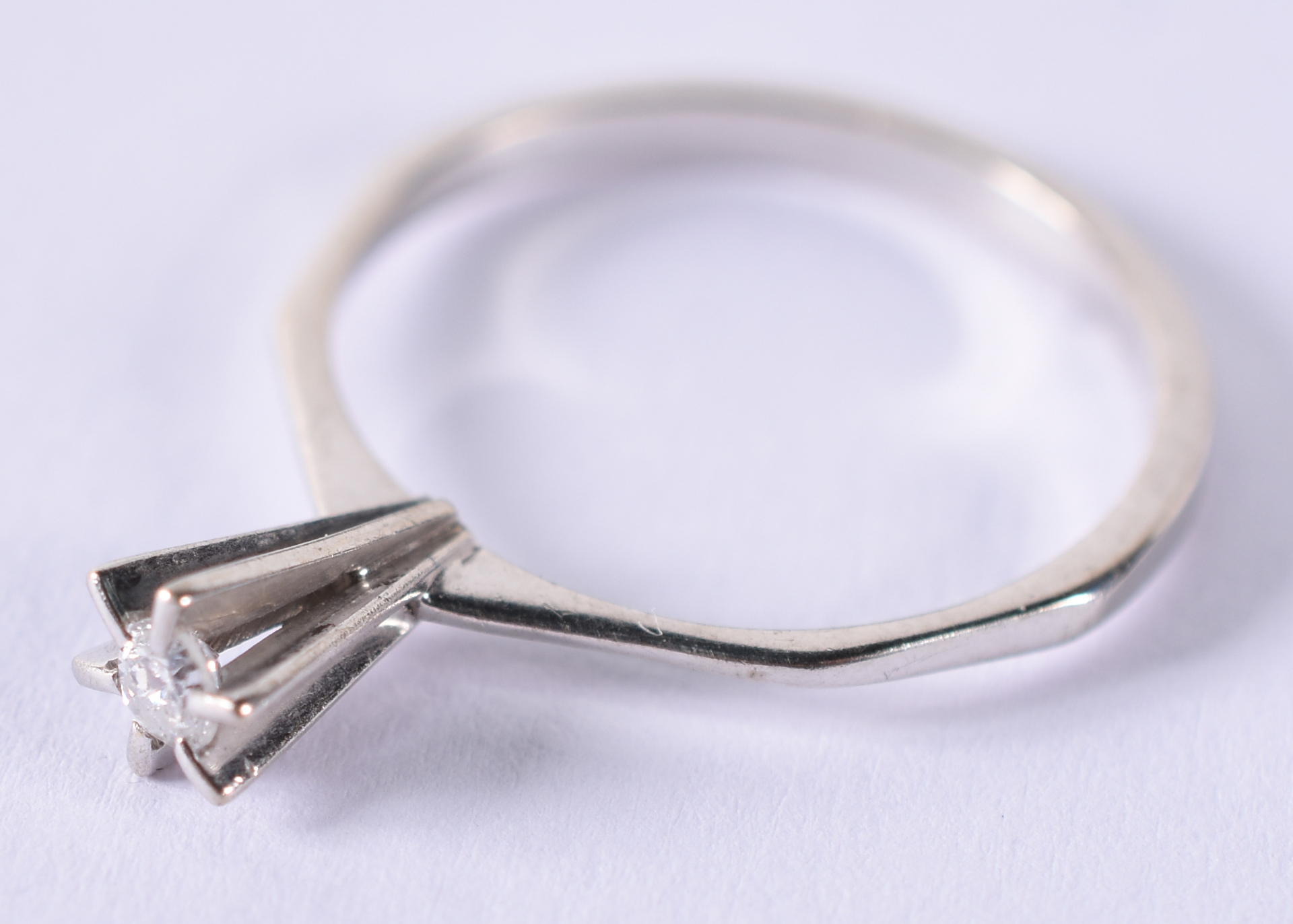 Solitário de ouro branco com 1 brilhante de 0,15 ct. Aro 19 (por... - foto 2 de 4