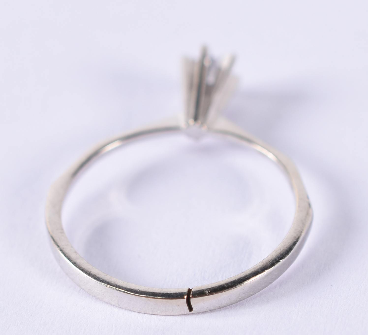 Solitário de ouro branco com 1 brilhante de 0,15 ct. Aro 19 (por... - foto 4 de 4
