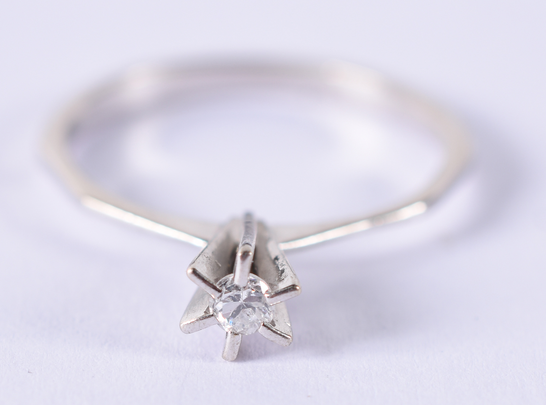 Solitário de ouro branco com 1 brilhante de 0,15 ct. Aro 19 (por... - foto 1 de 4