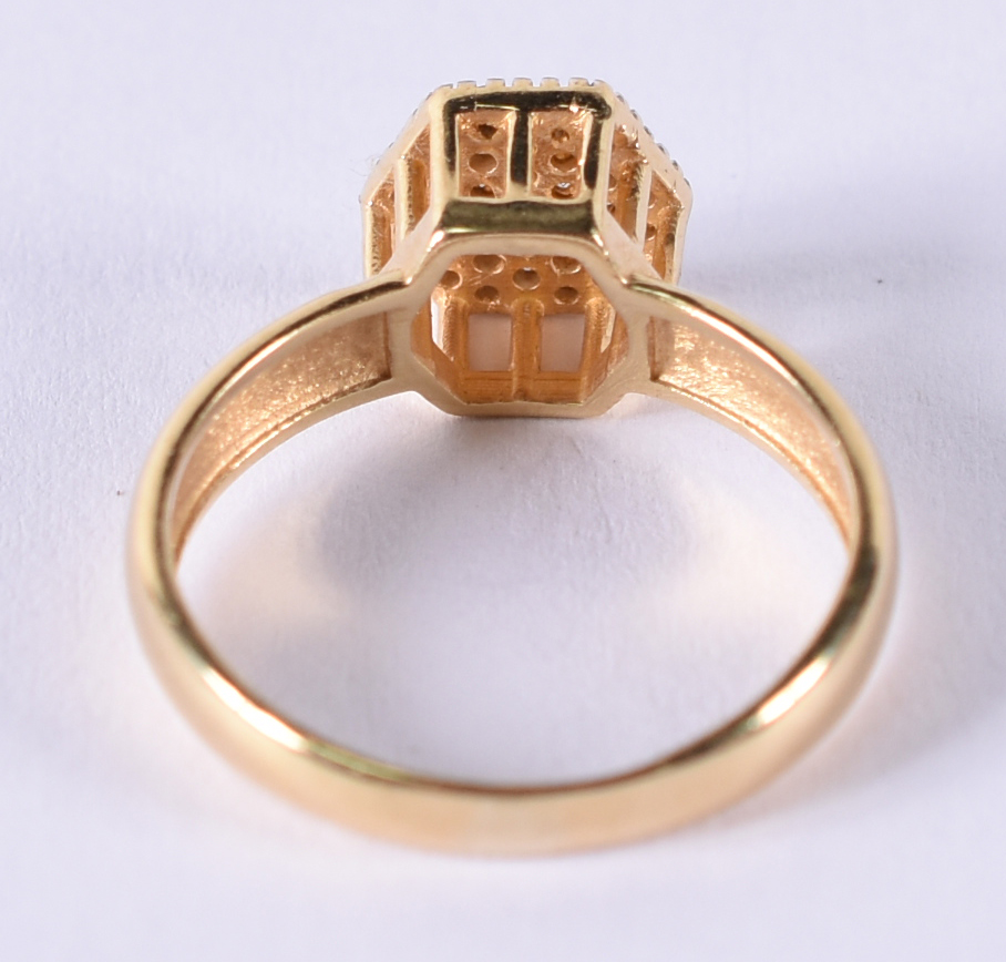 Anel de ouro 18 k com safiras brancas.Aro 14 (por questão de... - foto 4 de 4
