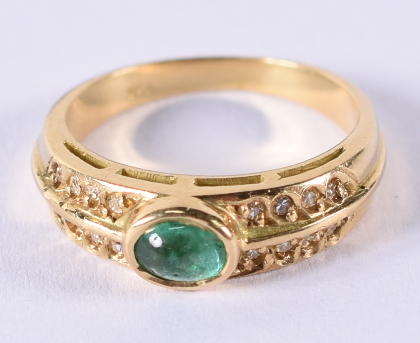 Anel de ouro 18 k com 16 brilhantes e 1 pedra verde. (por questão de... - foto 1 de 5