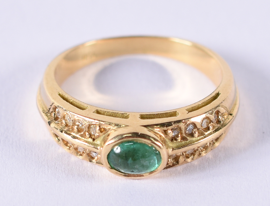 Anel de ouro 18 k com 16 brilhantes e 1 pedra verde. (por questão de... - foto 2 de 5
