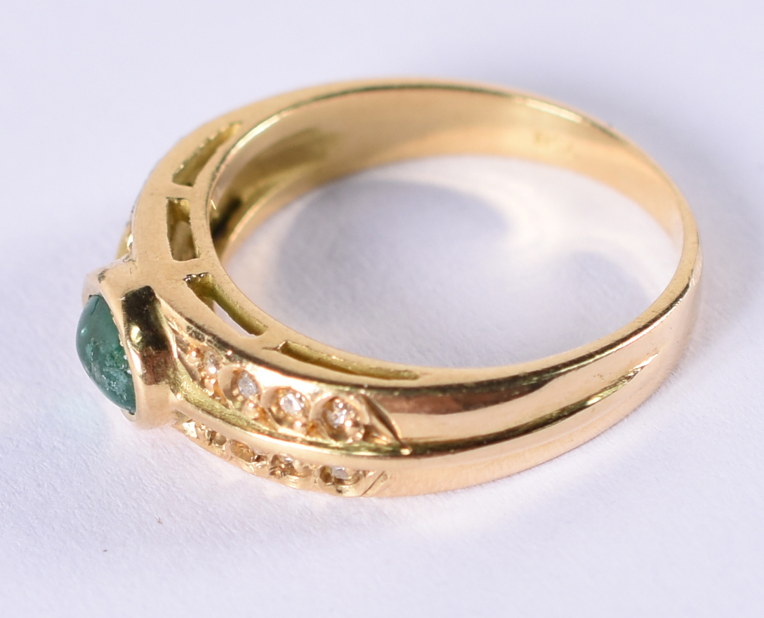 Anel de ouro 18 k com 16 brilhantes e 1 pedra verde. (por questão de... - foto 3 de 5