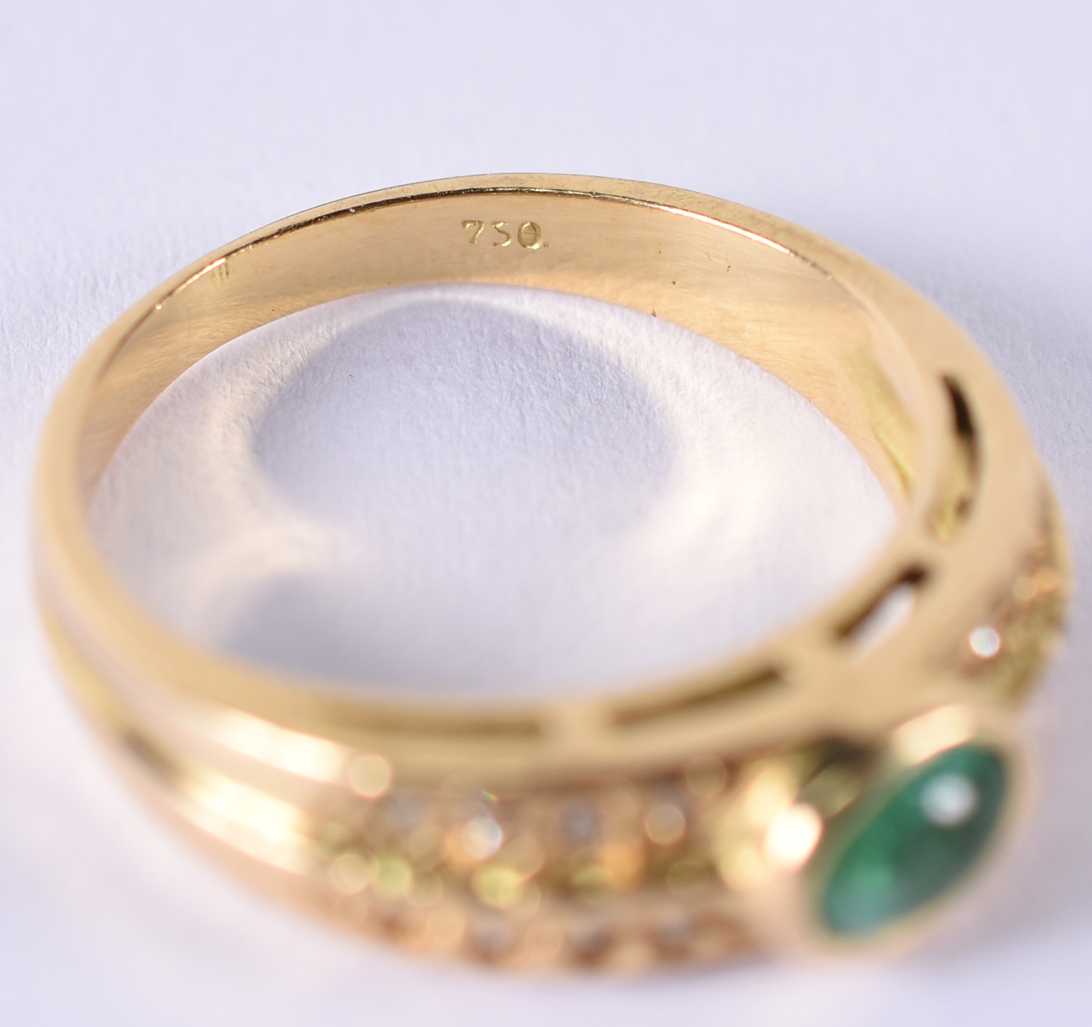 Anel de ouro 18 k com 16 brilhantes e 1 pedra verde. (por questão de... - foto 4 de 5
