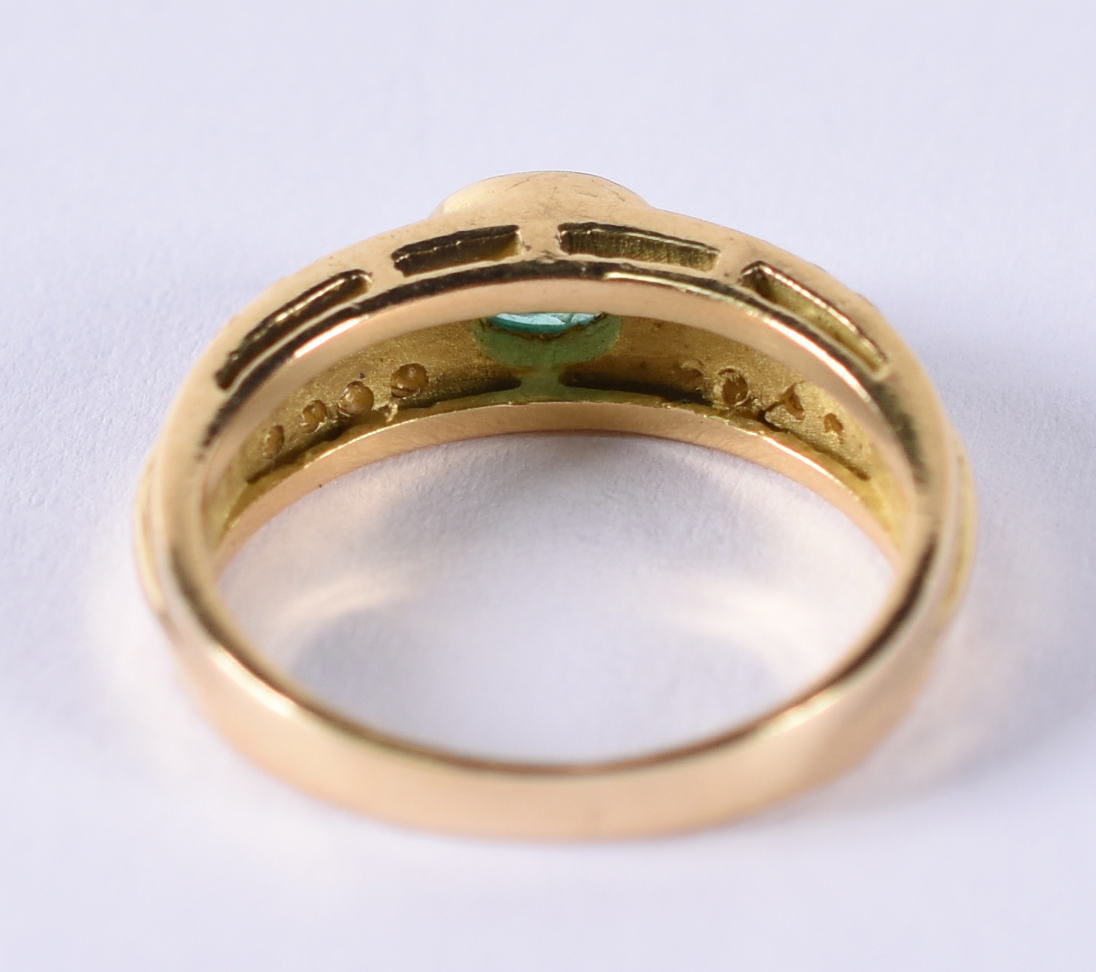 Anel de ouro 18 k com 16 brilhantes e 1 pedra verde. (por questão de... - foto 5 de 5