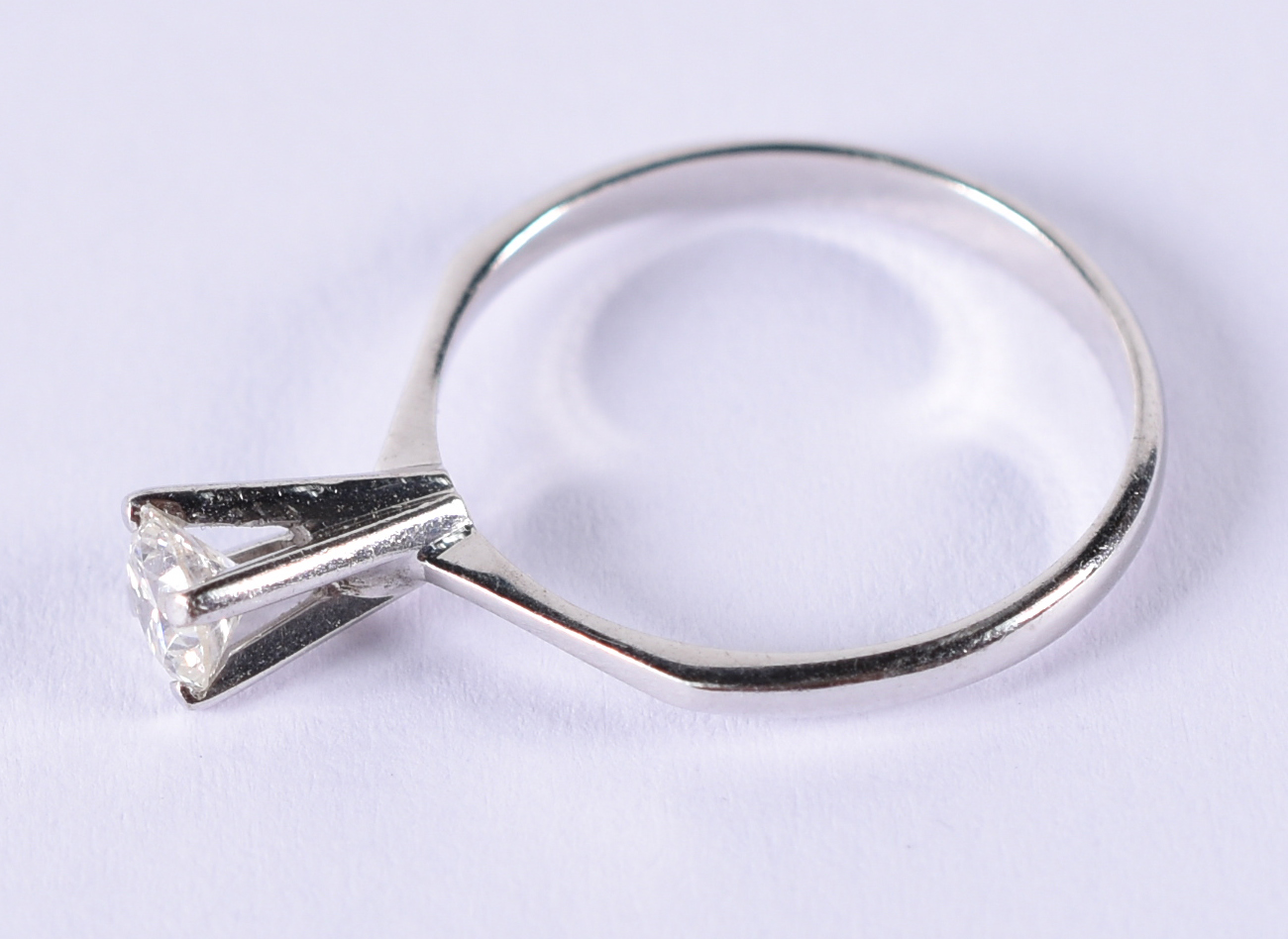 Anel solitário de ouro branco com 1 brilhante de 0,25 ct. Aro 14... - foto 2 de 3