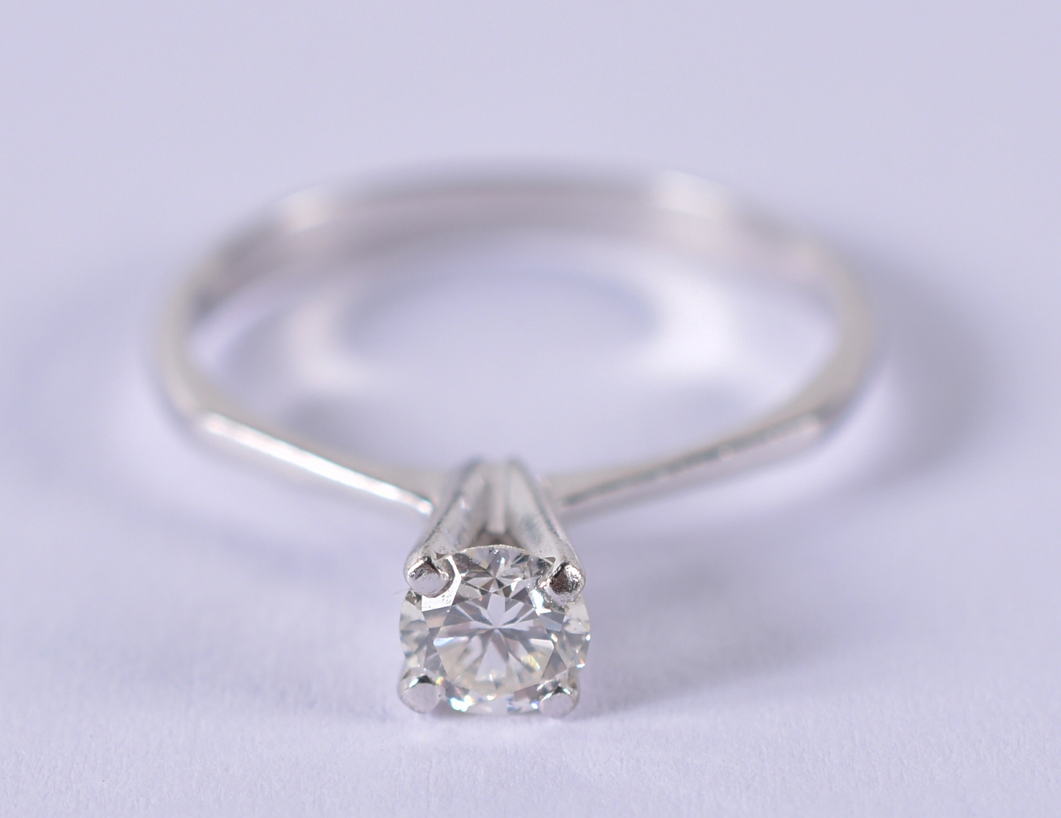Anel solitário de ouro branco com 1 brilhante de 0,25 ct. Aro 14... - foto 1 de 3