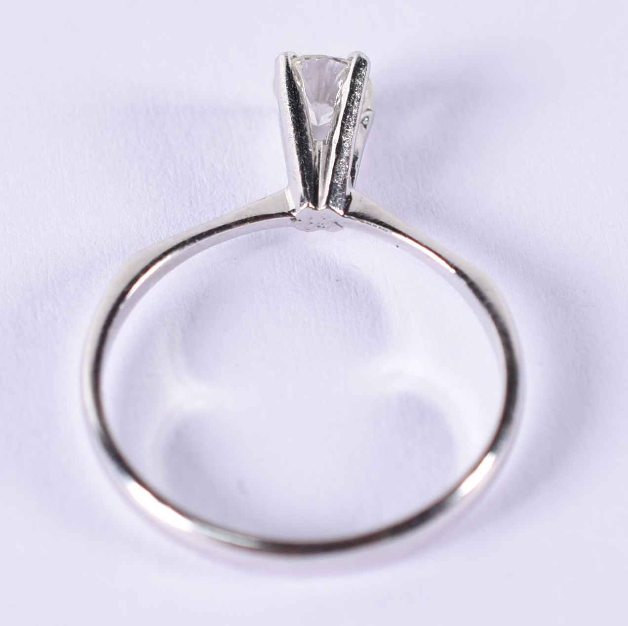Anel solitário de ouro branco com 1 brilhante de 0,25 ct. Aro 14... - foto 3 de 3