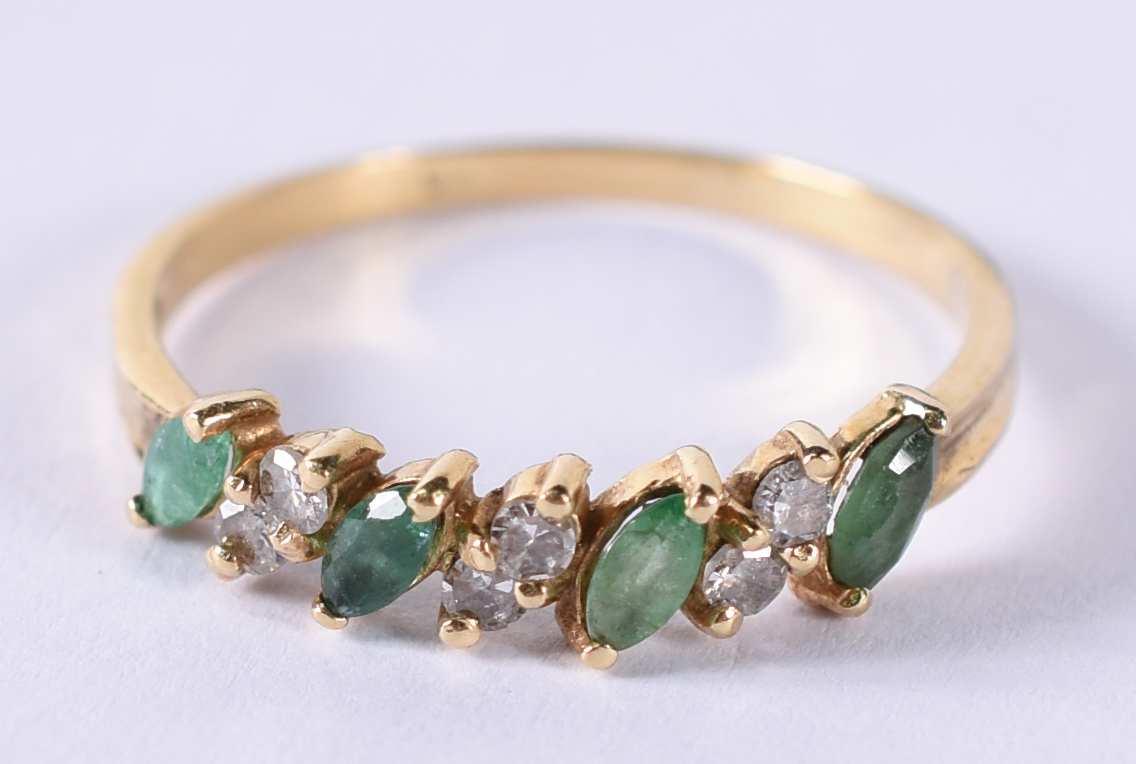 Anel de ouro 18 k com 6 brilhantes e 4 esmeraldas .Aro 18 (por... - foto 1 de 4