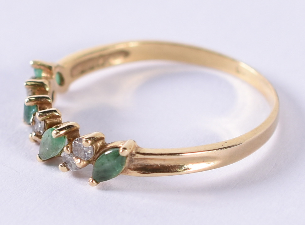 Anel de ouro 18 k com 6 brilhantes e 4 esmeraldas .Aro 18 (por... - foto 2 de 4