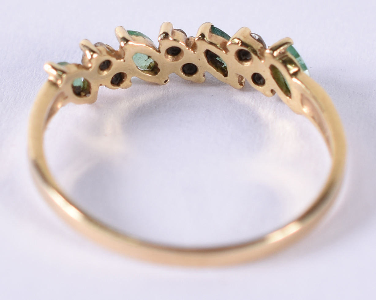 Anel de ouro 18 k com 6 brilhantes e 4 esmeraldas .Aro 18 (por... - foto 3 de 4
